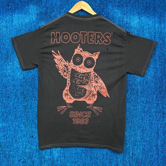 Hooters “Since 1983” Graphic T-Shirt Size Medium - Picture 1 of 5